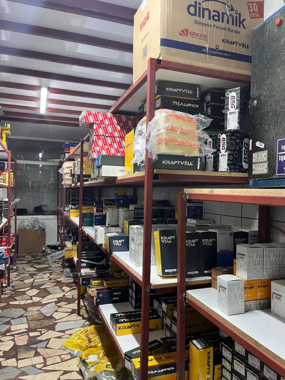 Varlık Oto Yedek Parça – Filtre ve bakım parçası rafları